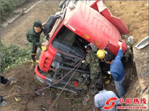 大货车翻进河道铲入淤泥 消防奋战5小时挖掘出车头救出男子