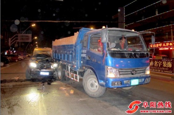 太和细阳路拉砖车等红绿灯被路虎轿车撞上 肇事车主逃离现场