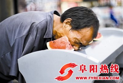 瓜农给无双臂流浪汉送瓜吃 市民帮其擦嘴