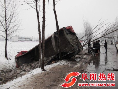 雨雪路滑  大货车翻入路沟